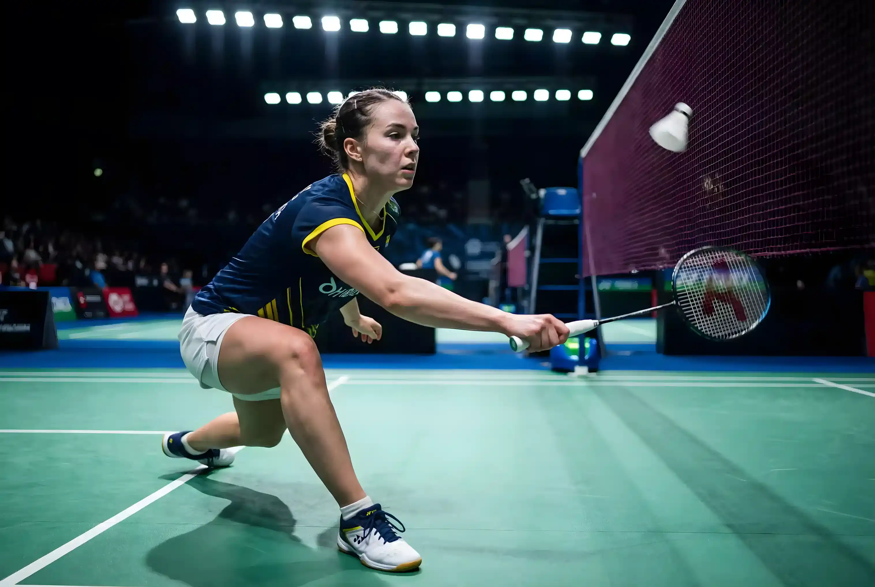 Badminton Livewetten — Spieler am Netz in einem spannenden Ballwechsel